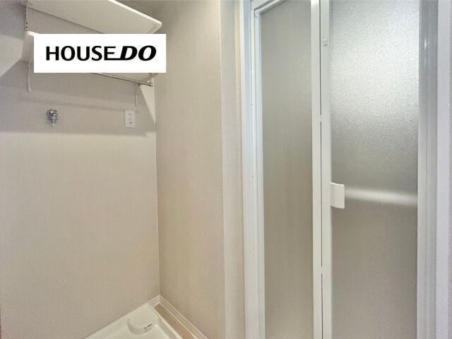 洗濯機置場上には洗濯用品やタオルを置ける棚もございます!