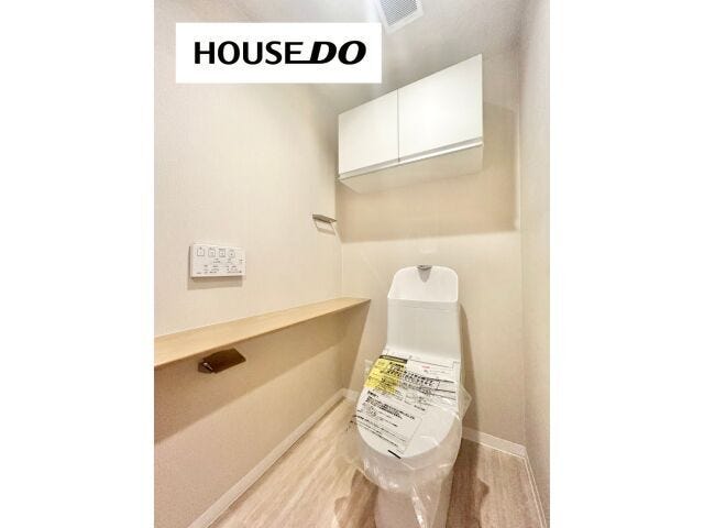 棚付きのトイレ◎トイレットペーパーや掃除道具をしまえて、見た目もスッキリ。