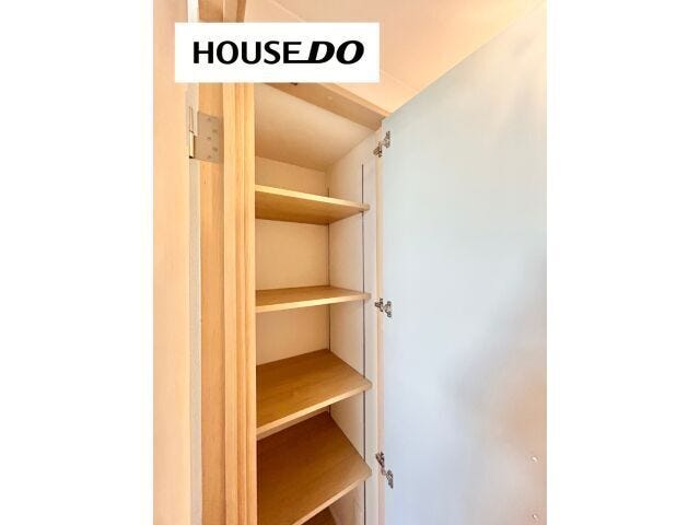 玄関近くに便利な廊下収納を設け、日用品のストックなどをまとめて置け、玄関まわりをスッキリ保てます。