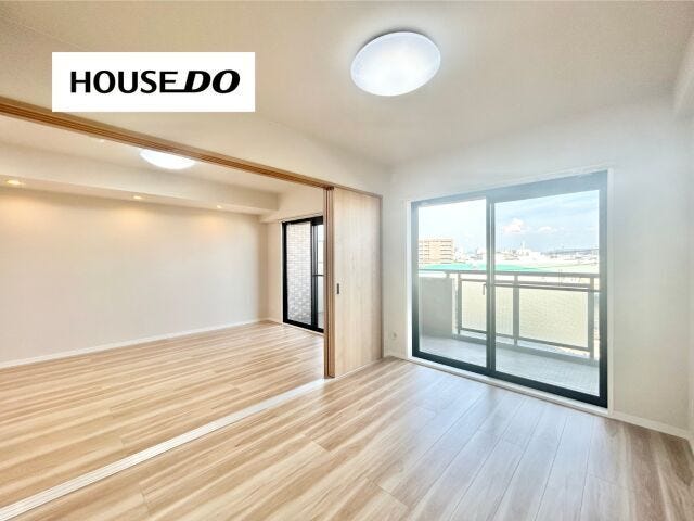 バルコニーに面しており、窓から自然光がたっぷりと差し込む明るいお部屋です◎朝の目覚めも爽やかで、日中は心地よい風を感じながら快適に過ごせます。