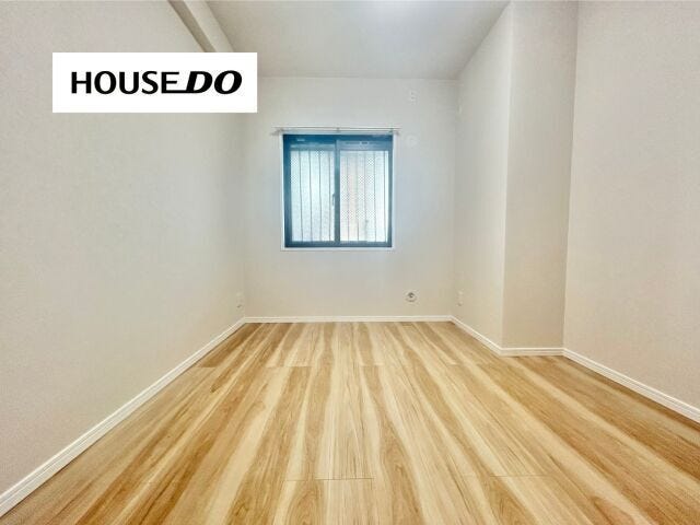 小窓付きの洋室は、ほどよい採光で落ち着いた空間。家具の配置がしやすく、書斎や趣味部屋、収納を兼ねた多目的スペースとしても活躍します♪