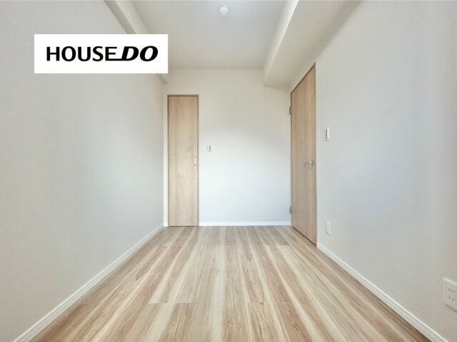 小窓付きの洋室は、ほどよい採光で落ち着いた空間。家具の配置がしやすく、書斎や趣味部屋、収納を兼ねた多目的スペースとしても活躍します♪