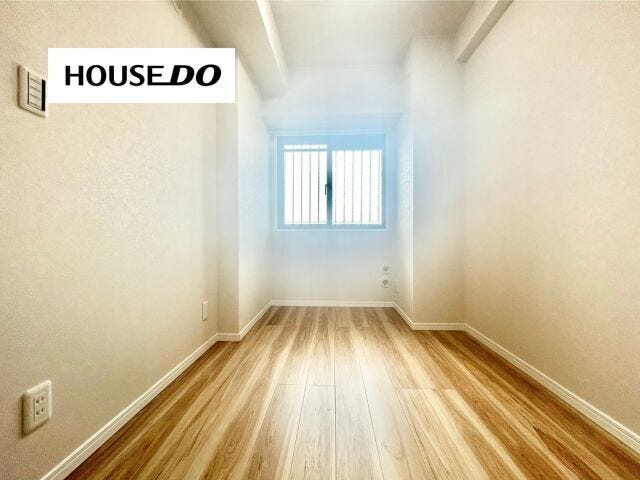 小窓付きの洋室は、ほどよい採光で落ち着いた空間。家具の配置がしやすく、書斎や趣味部屋、収納を兼ねた多目的スペースとしても活躍します♪