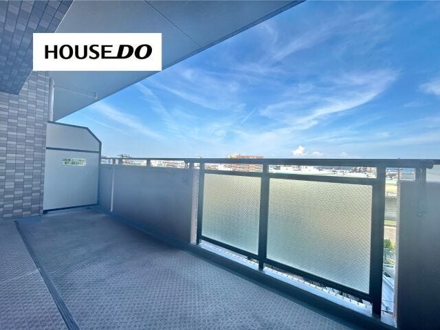 周囲に高い建物がなく、心地よい風と開放感を満喫できるバルコニーです。