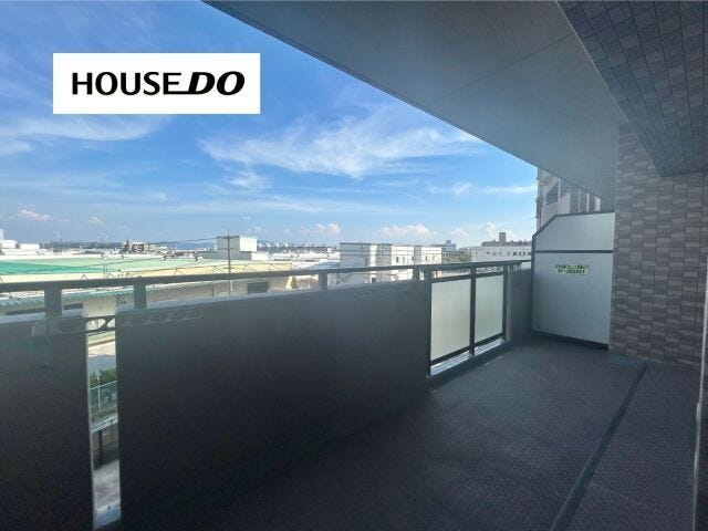 周囲に高い建物がなく、心地よい風と開放感を満喫できるバルコニーです。