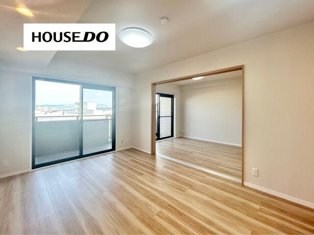 リビング隣の洋室の扉を開けて、広々リビングとして使うのも◎