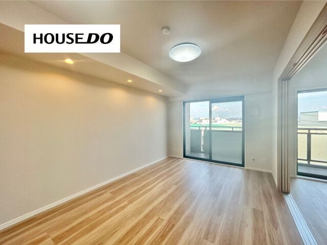 掃出し窓から心地良い明かりが入ってきます。眩しすぎないので、カーテンを開けてお過ごしいただけますよ♪