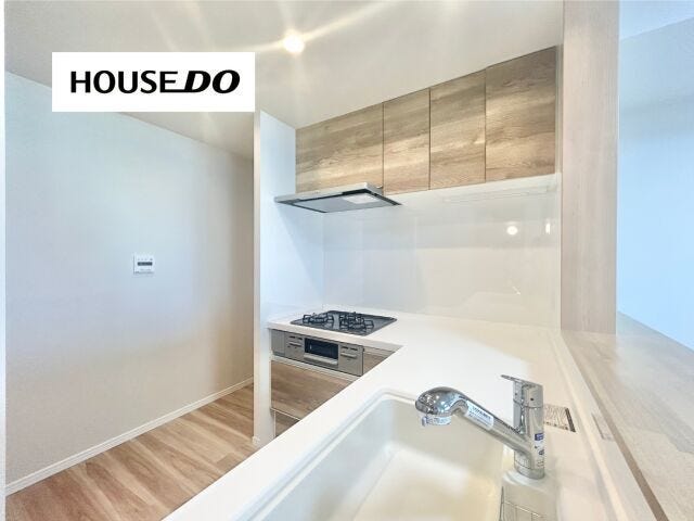 L字型キッチンは、シンク・コンロ・調理台がコンパクトな動線でまとまるため、料理の効率が良く、毎日の家事をスムーズにサポートしてくれます◎