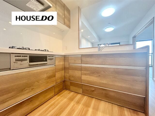 L字型キッチンは、シンク・コンロ・調理台がコンパクトな動線でまとまるため、料理の効率が良く、毎日の家事をスムーズにサポートしてくれます◎