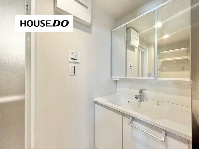 収納力のある三面鏡付き洗面台で、朝の支度もスムーズ。シンクが広く、顔や手が洗いやすいのも嬉しいですね♪