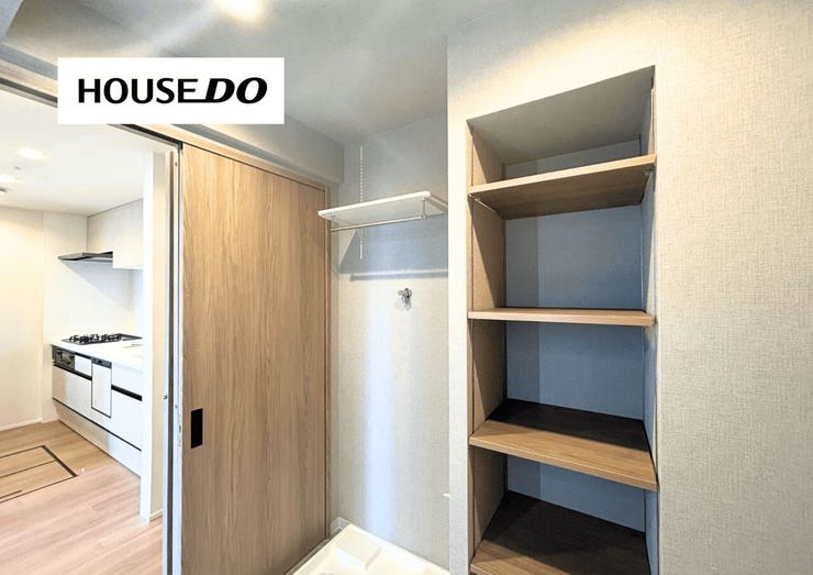 家族みんなのパジャマやタオルを収納出来る棚があり、お風呂⇒着替えがすぐできます♪