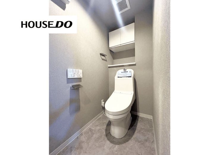 収納棚のあるトイレ◎トイレ用品を収納出来て、生活感を無くせます♪