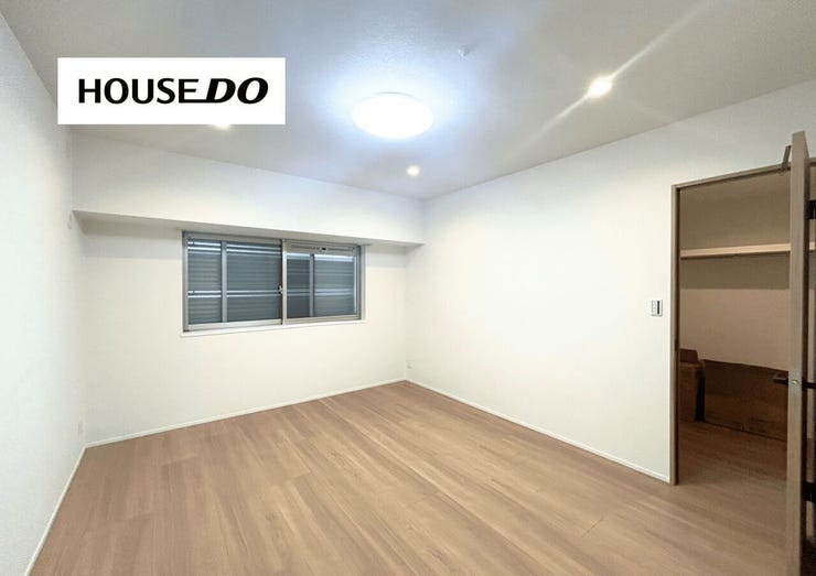 広々9帖洋室!大きなベッドを置いても、家族みんなで寝てもゆとりがございます◎