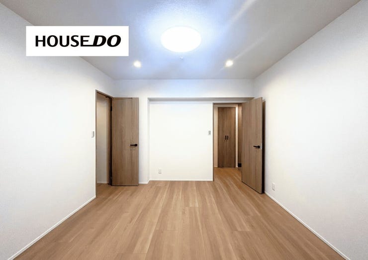 広々9帖洋室!大きなベッドを置いても、家族みんなで寝てもゆとりがございます◎