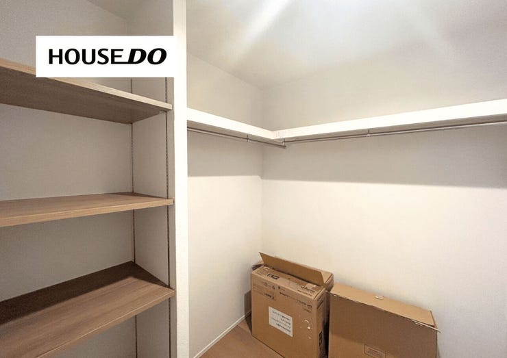 9帖洋室にはウォークインクローゼットがあり、季節もののお洋服やバッグなどもスッキリ収納出来ますよ♪