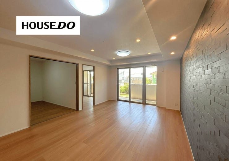 リビングには大きな窓が有り、お子様やペットが遊んでいる様子を眺めることが出来ます♪