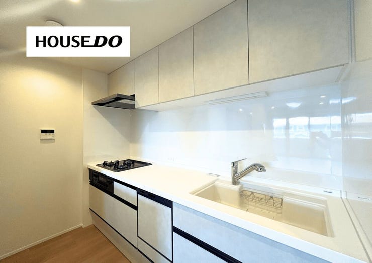 広々キッチンスペース◎汚れの落ちやすい素材の天板に3口コンロが嬉しい◎