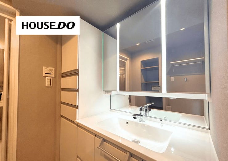 収納が充実している洗面スペースです♪大きな三面鏡もあり、朝の支度もしやすい♪