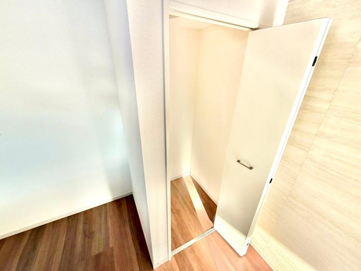 キッチンにある収納スペースです。
調理道具等の収納に便利です。