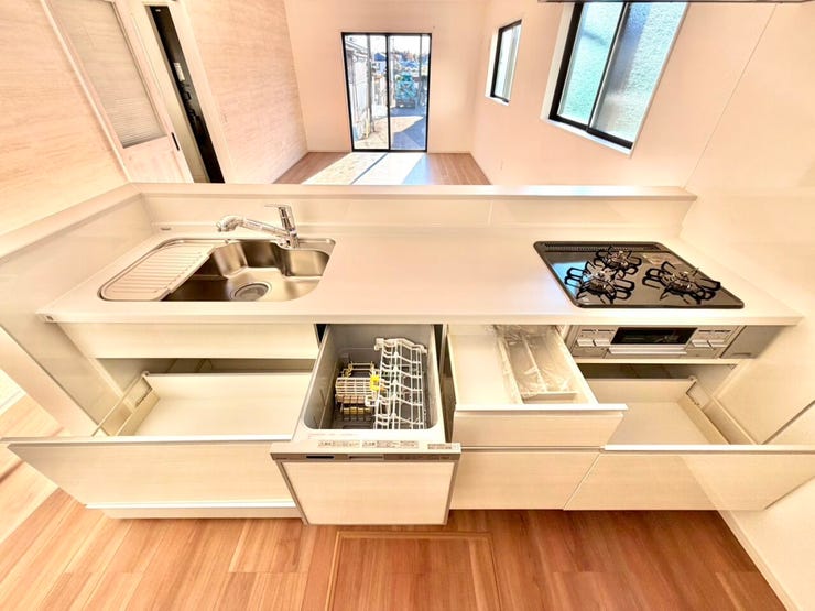 食洗器が付いた便利なシステムキッチンです。