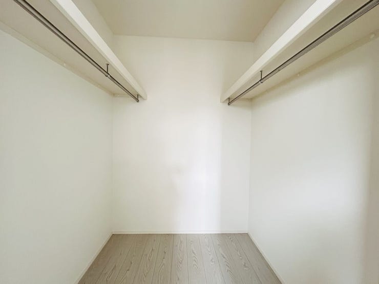 ◇主寝室のウォークインクローゼットは広めなので沢山の洋服が収納でき衣替えいらずです☆