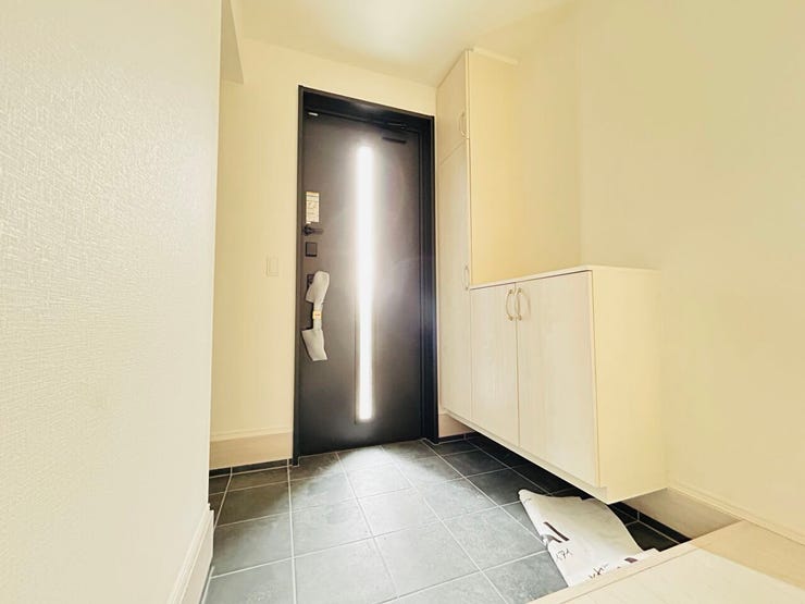 ◇内観から見た玄関☆シューズボックス付きでいつでも玄関を綺麗に保てます☆