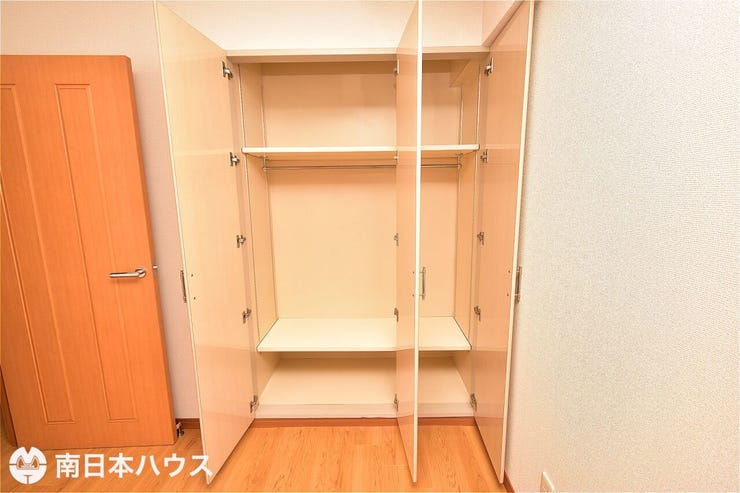 【洋室収納】収納力の高いクローゼットが各居室に備わっています♪