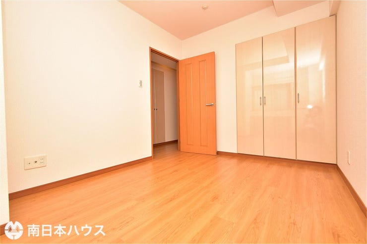 【洋室】5.4帖の洋室です!クロス張替え、床上貼りをしてあります♪