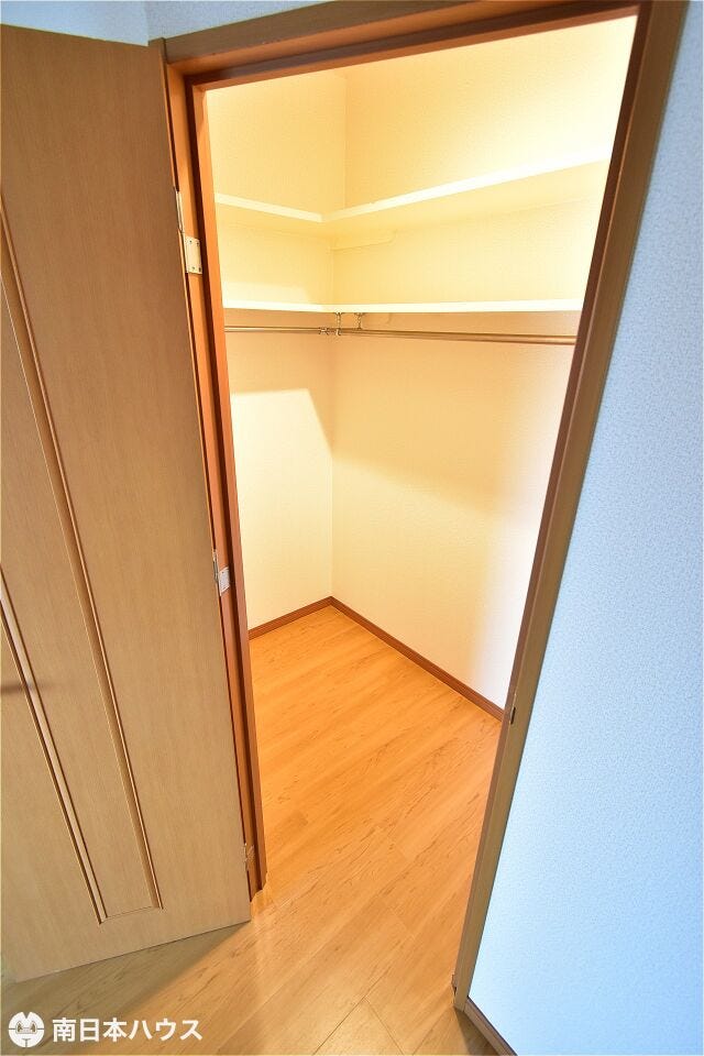 【ウォークインクローゼット】奥行きのあるクローゼット!枕棚とパイプハンガーが2面に設置されています♪