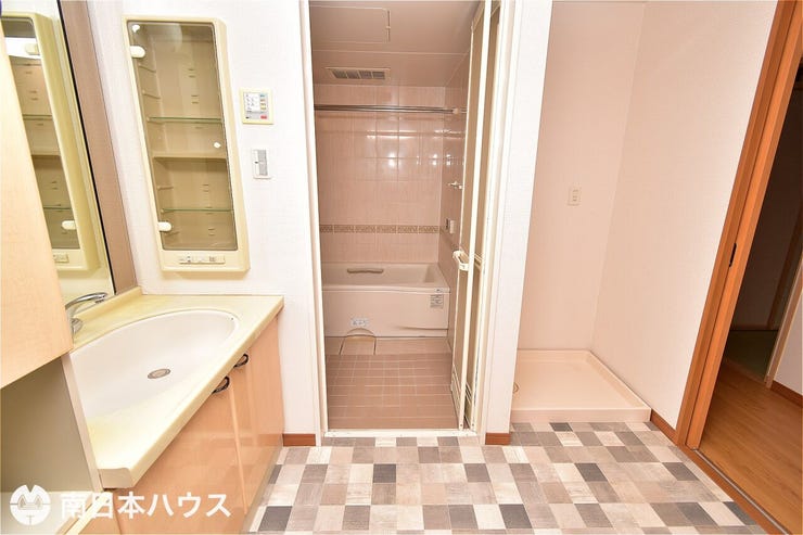 【洗面所】廊下、キッチンから出入りできます♪家事時間の短縮になります♪