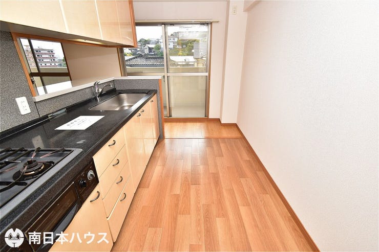 【キッチン】洗面所、キッチン、リビングへと回遊できる間取りで家事時間の短縮になります♪