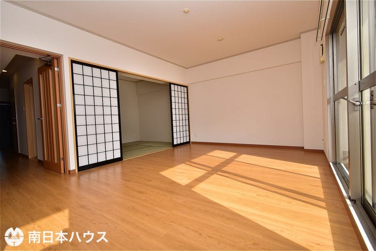 【リビング】12.1帖のリビングです!南向きのバルコニーから明るい日が差します♪