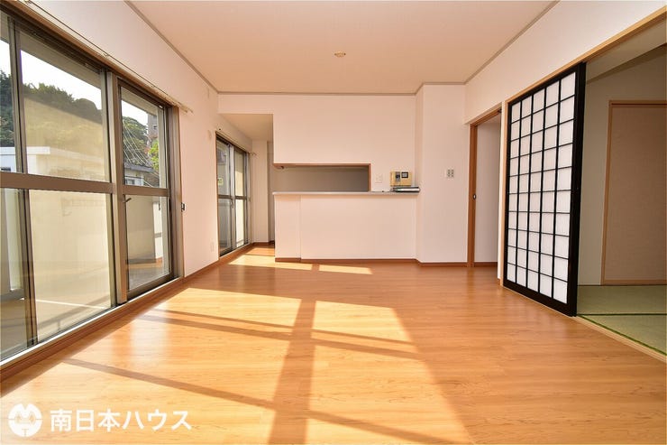 【リビング】12.1帖のリビングです!南向きのバルコニーから明るい日が差します♪