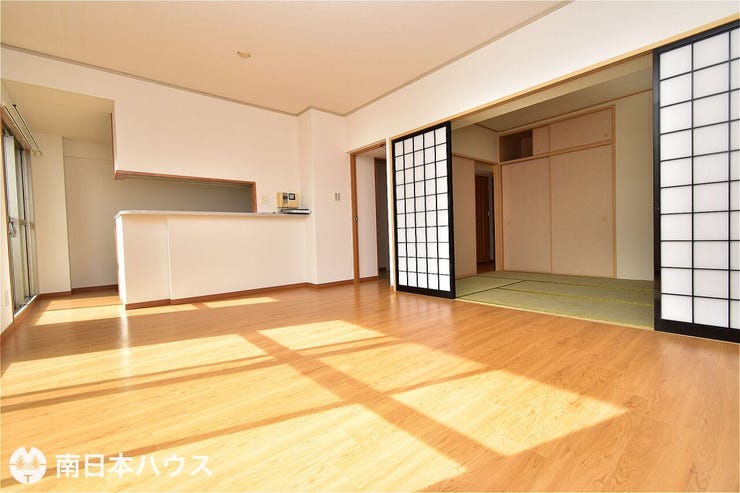 【リビング】12.1帖のリビングです!南向きのバルコニーから明るい日が差します♪