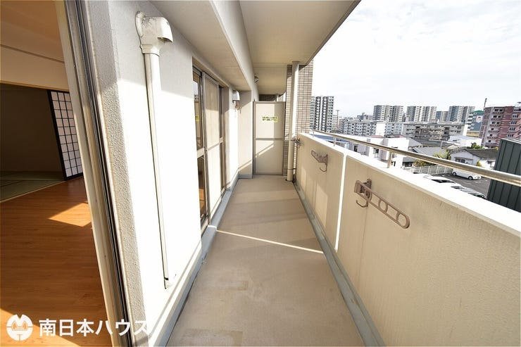 【バルコニー】南向きの日当たり良好なバルコニーです!幅広で洗濯物も干しやすいです♪