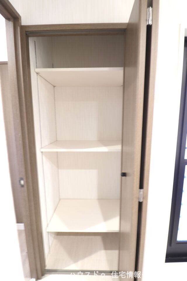 洗面室には2か所の収納棚がございます。