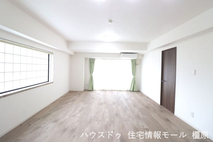 光あふれる南東角部屋!ポカポカと暖かなリビングスペースです