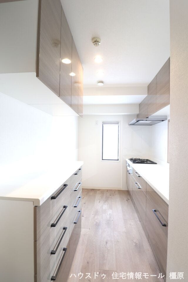 カップボードは2023年に新調されました。明かり取りの小窓があるのは角部屋ならではですね