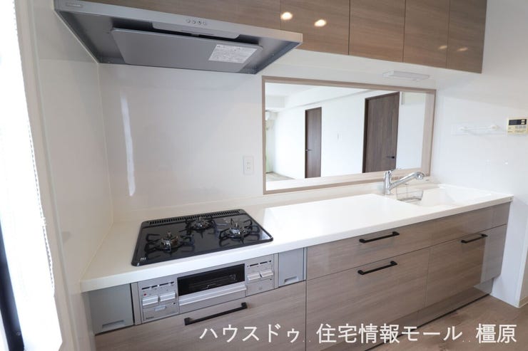 ご家族並んで料理が楽しめる大型のシステムキッチン。こちらは2022年に新調しております