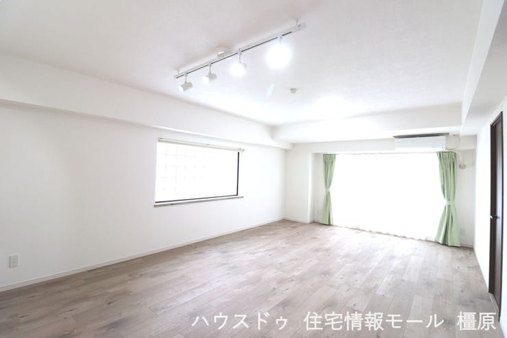 南向きバルコニーから日差しがたっぷり入ります。大きなソファーもゆったり置いていただけるお部屋です。