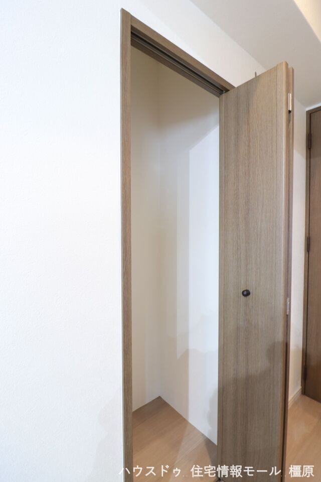 リビングにも収納を確保しました。モップや掃除機など背の高い物の定位置にいかがでしょうか?