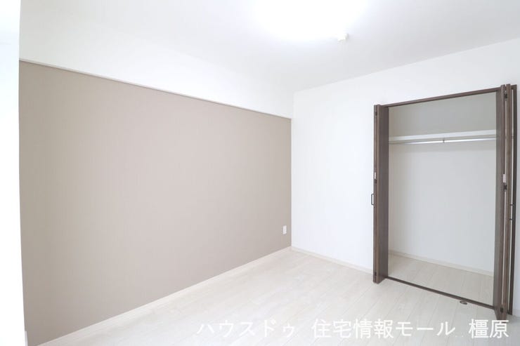 【約6帖】アクセントクロスを使用したシックな印象のお部屋です