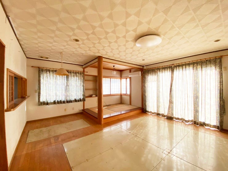 室内(2025年10月)撮影
◎本日案内可能◎
広い窓がリビングを明るく照らします♪