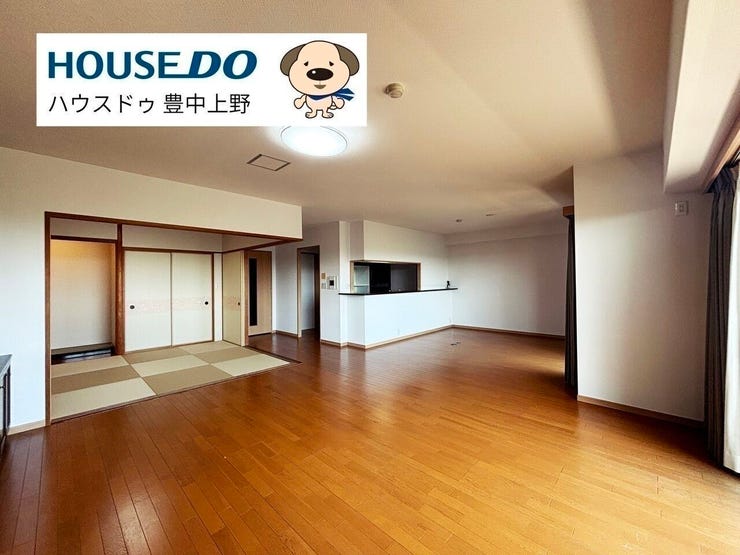 【リビング】
約30.5帖のとても広々としたLDK!すべての家具を余裕をもって置いていただけます!南向きバルコニーに面しており日当りも良好です♪