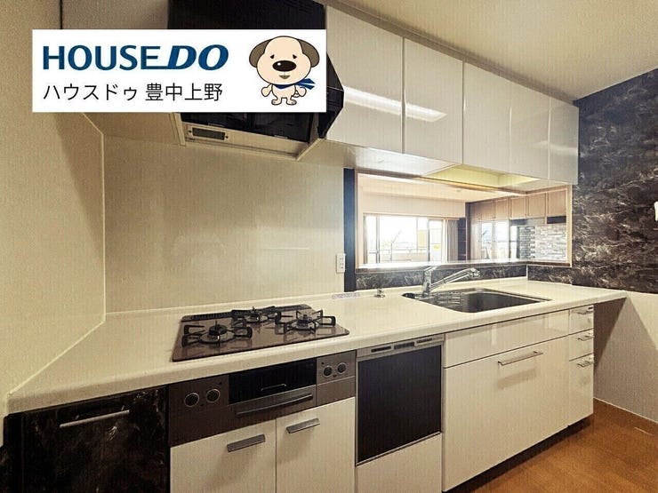 半独立型のシステムキッチン!キッチンも広々としていてストレスなくお料理していただけます♪また、キッチン後ろから洗面所に続く扉があり、生活導線も申し分ございません♪