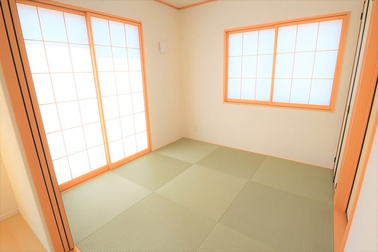 ◇和室◇ 同仕様
リビング横の便利な和室です。
収納としてもお使いいただけます。そのまま横になることができますので、小さなお子様がいるご家庭や、ゆったりしたいときにも重宝しそうですね♪