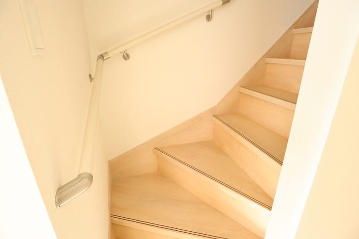 ◇階段◇ 同仕様
手すり付きの階段♪
段差を緩やかに設計していますので、小さなお子様やご年配の方にも安心です♪