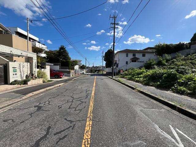 片側一車線の北側前面道路です。歩道があるのでお子様の通学も安心ですね。
(2025年10月27日撮影)