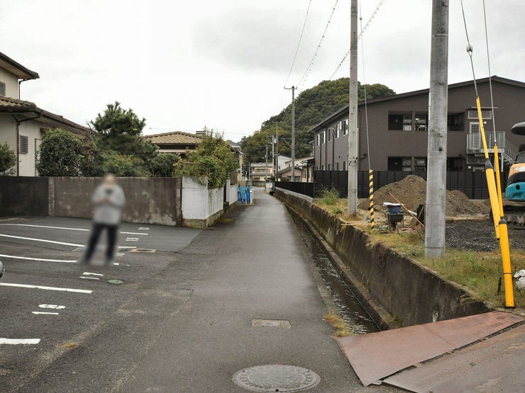 分譲予定地の南側道路 2025.10.26 雨天時