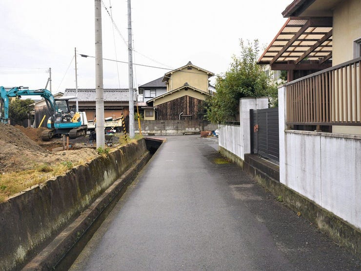 分譲予定地の南側道路 2025.10.26 雨天時